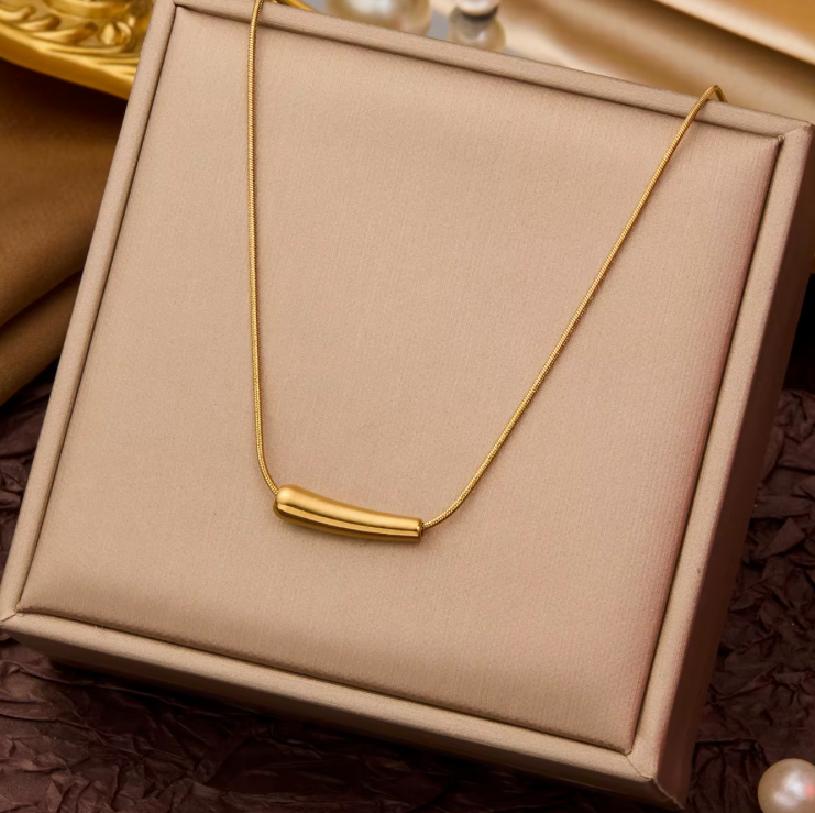 AUR007 - Round Oval pendant Necklace