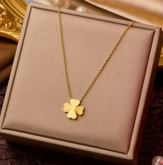 AUR019 - Elegant Flower Shaped Pendant Necklace