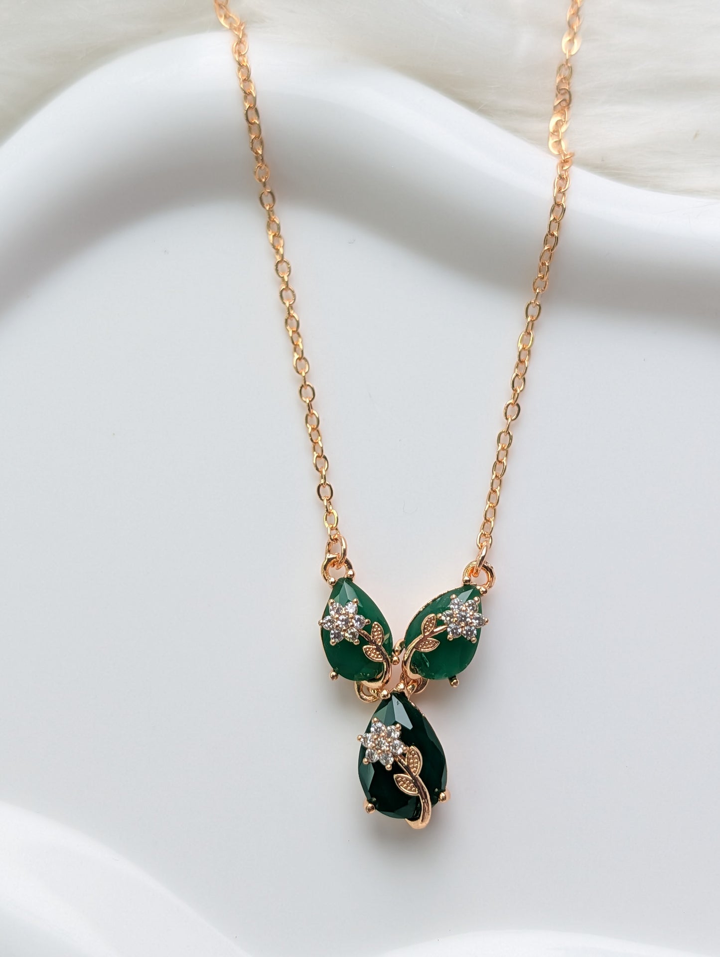 AUR0219- Simple Flower Stone Necklace
