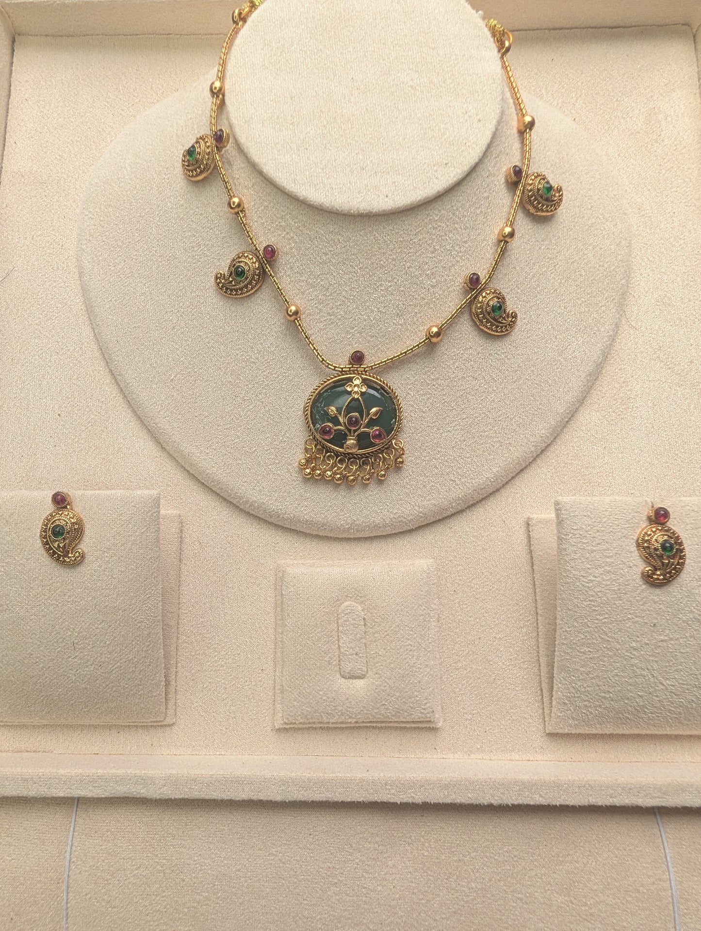 AUR0203- Green Necklace and Earring