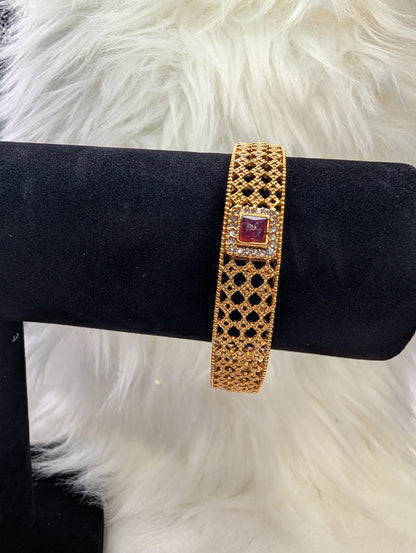 AUR107- Single Stone Traditional Bangle