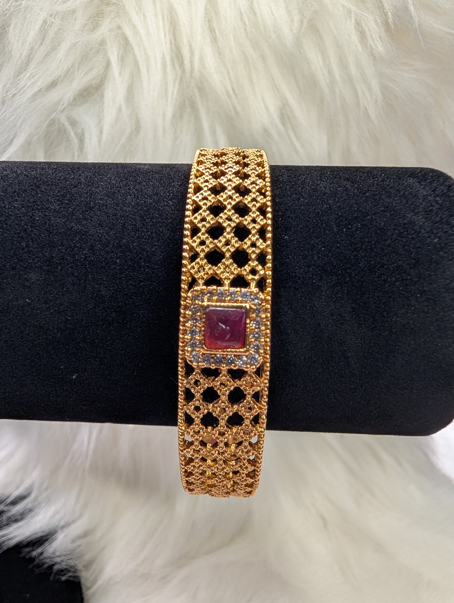 AUR107- Single Stone Traditional Bangle